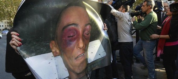 Redazione di Operai contro  un’indagine medica indipendente realizzata dall’associazione Medici per i diritti umani (Medu) con il sostegno di Open Society Foundations, stabilisce che a provvocare la morte di Stefano Cucchi, il 32enne geometra romano deceduto il 22 ottobre 2009 all’ospedale Sandro Pertini, furono proprio le violenze da lui subite al momento dell’arresto, avvenuto sette giorni prima per possesso di sostanze stupefacenti. Stefano Cucchi è stato assassinato, in galera a vita gli assassini Un lettore