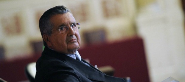 Redazione di Operai Contro, una nuova farsa è iniziata. Gli assassini di operai saranno assolti. Non facciamoci illusioni. La magistratura lavora con metodo. Solo qualche imbecille della piccola borghesia griderà al successo Dal fatto quotidiano: “Nomi di peso della finanza italiana tra i 17 rinviati a giudizio per 13 dipendenti morti e due malati per tumori legati alla “fibra killer”, utilizzata a Ivrea tra il ’63 e il ’96 per assemblare macchine da scrivere e come matariale edilizio. La Fiom: “La decisione vista lo scaricabarile sulle figure gerarchicamente più basse”. De Benedetti, Passera, Colaninno, sono tre padroni finanziati dallo […]