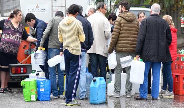 Redazione di Operai Contro, la democrazia dei padroni è molto semplice: politici + mafiosi. Questo non solo a Messina, ma in tutte le città d’Italia Spesso è impossibile distinguere tra mafiosi e politici e padroni Avete ragione per risolvere il problema occorre innalzare la ghigliottina nelle piazze Un vostro lettore   ANSA Sacchi della spesa, somme in denaro, assunzioni presso strutture sanitarie. A Messina le campagne elettorali per le regionali del 2012, per le amministrative e le politiche del 2013 sarebbero state condizionate da una compravendita di voti mediata dalle famiglie mafiose dei quartieri Camaro-San Paolo e Santa Lucia […]