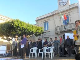 Cara redazione, a Scilla in provincia di Reggio Calabria, Massimo Scura il commissario voluto da Renzi, ha declassato l’ospedale “Scillesi d’America” a “Casa della salute”. Per questo il reparto di oncologia dell’ospedale rischia di chiudere. E’ stimato come reparto di eccellenza con seimila prestazioni all’anno di cui duemila chemioterapie. Le centinaia di pazienti che effettuano i cicli di chemioterapia a Scilla, per essere curati dovranno andare agli ospedali Riuniti di Reggio Calabria, oppure in un altra regione. Nei giorni scorsi, i malati oncologici e i loro parenti si sono incatenati per protestare contro questa decisione del commissario messo da […]