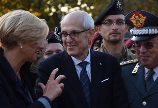 Redazione di Operai contro, la nomina del prefetto di Milano Francesco Paolo Tronca a commissario che guiderà il Campidoglio dopo la caduta del sindaco Ignazio Marino, serve a lanciare un segnale preciso: basta con le polemiche, si volta pagina. . A firmare il decreto è il prefetto Franco Gabrielli, ma la decisione è stata presa a Palazzo Chigi. È stato il presidente del Consiglio Matteo Renzi a sceglierlo – dopo essersi consultato con il ministro dell’Interno Angelino Alfano – nella convinzione che «il modello Expo possa essere la carta vincente anche per il Giubileo». E infatti nel pomeriggio ha […]