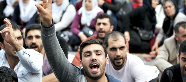 Redazione di Operai Co ntro, i morti del terrorismo di stato in Turchia sono più di 120 e i feriti circa 500. I leccaculo della stampa mondiale riportano le dichiarazioni della polizia di Erdogan: dietro le bombe c’è l’ISIS. In questo modo i leccaculo della stampa asolvono i padroni Turchi e l’assassino Erdogan. I manifestanti in Turchia la pensano diversamente e grdano ” Erdogan assassino” e “polizia assassina” Assolto dai leccaculo della stampa Erdogan fa bombardare e uccidere 50  civili turchi I leccaculo della stampa sono al servizio dei padroni e dell’assassino Erdogan Un lettore