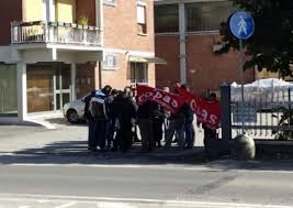 COMUNICATO Dalle 7 di giovedì 23 ottobre gli operai metalmeccanici autorganizzati con il SI COBAS hanno ripreso lo sciopero in ADM s.r.l. presidiando i cancelli dello stabilimento di Castellarano (RE). Dopo i vani tentativi da parte delle forze dell’ordine di rimuovere il blocco attraverso la convocazione delle parti in Prefettura a Reggio Emilia, che avrebbe permesso di fare uscire il materiale già pronto per la spedizione, gli operai hanno saldamente mantenuto il picchetto al proprio posto senza lasciarsi trascinare nell’ennesimo vaniloquio del padrone. La situazione si è sbloccata poco dopo, nel primo pomeriggio, quando la controparte ha acconsentito a […]