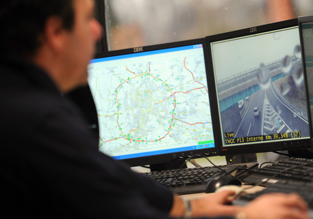 Redazione di Operai Contro, gli unici che finisconoin galera sono gli sfigati dei furtarelli e delle rapine Se si dovesse fare un elenco dei politici, amministratori e padroni indagati per furti e truffe milionarie, dovremmo scrivere una lettera lunga kilometri Non parliamo dei padroni che ci sfruttano e ci ammazzano  in fabbrica. La magistratura dei padroni assolver i politici, gli mamministratori e i padroni. Il M5S ci propone un capitalismo onesto e politici e amministratori francescani Cazzate Ci vuole la forca vi invio un articolo Un operaio schifato ANSA   La Guardia di finanza sta eseguendo una serie di […]