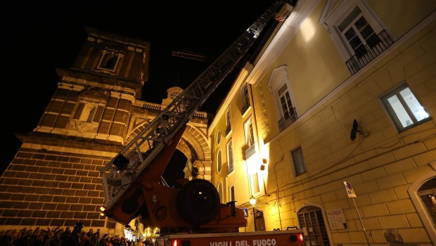 dal Corriere della Sera Un operaio muore nel crollo di un solaio. Stava lavorando al rifacimento di uno dei locali del plesso della facoltà di Ingegneria ad Aversa, nel Casertano. Dalle macerie, in via Roma al civico 9, i vigili del fuoco hanno estratto il corpo senza vita dell’uomo, 41 anni, Luciano Palestra di Cercola, hinterland napoletano. L’operaio, dipendente di un’impresa edile di Venafro (Isernia), era impegnato in lavori di impermeabilizzazione del soffitto ad alcuni metri di altezza da terra, quando è avvenuto il cedimento del solaio, che lo ha travolto e lo ha fatto precipitare sul pavimento. I […]