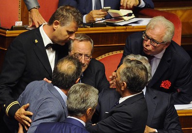 Redazione di Operai Contro, i padroni hanno un parlamento di ladri, puttanieri e imbroglioni Ogni parlamentare meriterebvbe minimo trenta anni di galera La magistratura dei padroni lavora con metodo: condanna gli operai. L’ultima dei delinquenti parlamentari: Un senatore che mima un rapporto orale. Il merito è del dottor Lucio Barani, l’ultimo craxiano in Parlamento (per autocertificazione ripetuta alla nausea), ex sindaco di Aulla che per il suo Bettino eresse anche una statua nella piazza del suo paese in Lunigiana. Ora è capogruppo di Alleanza liberalpopolare per le autonomie, cioè di Verdini e gli altri ex berlusconiani che sostengono le riforme istituzionali e […]