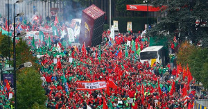 Redazione di Operai Contro, Decine di migliaia di operai e lavoratori hanno manifestato oggi a Bruxelles contro le misure di austerità promosse dal governo in carica (80 mila secondo la polizia, 100 mila per gli organizzatori). Molte scuole sono rimaste chiuse e gli ospedali hanno funzionato solo per le emergenze. I tre principali sindacati del Belgio si sono uniti per creare una piattaforma comune: sostengono che il governo del primo ministro Charles Michel stia facendo una politica a favore delle grande aziende e contro gli interessi dei lavoratori. In particolare lamentano il congelamento del legame tra inflazione e salari, […]