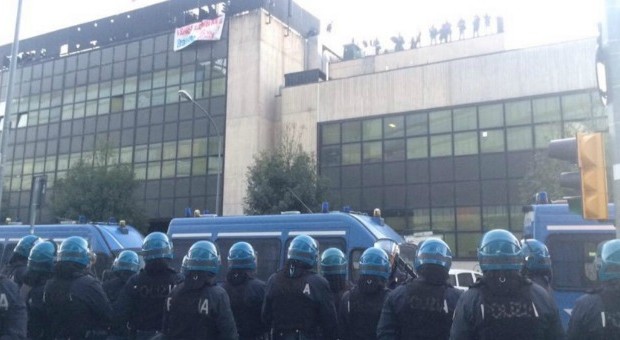 dalla repubblica Sono iniziate poco prima delle 7 le operazioni per sgomberare l’ex palazzo Telecom di via Fioravanti, occupato dallo scorso 4 dicembre da un’ottantina di famiglie: 280 persone, di cui un centinaio minorenni. Alle 14 le operazioni di sgombero partono effettivamente dopo il fallimento della mediazione tentata dal Comune per trovare una sistemazione per le famiglie con bambini: “Vogliono una casa, non accoglienza”. Sono presenti 8 blindati, le forze dell’ordine hanno chiuso la strada. Molti, moltissimi agenti e carabinieri sono presenti: circa duecento, di fatto quasi uno per occupante. Tanti giovani occupanti sono saliti sul tetto (prima trenta, […]