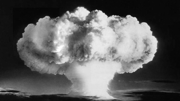 Caro Operai Contro, Ghedi in provincia di Brescia ad un centinaio di Km da Milano, si trova praticamente alle porte della fiera dell’imbecillità che va sotto il nome di Expo. A Ghedi – la notizia è ormai ufficiale – arriveranno almeno una cinquantina di nuove bombe atomiche, di ultima generazione, da smistare fra le basi di Aviano e appunto Ghedi. Sono quattro volte più potenti di quella sganciata su Hiroshima. Ma l’armamento atomico non doveva finire con la cosi detta fine della guerra fredda? Allego da “Il Manifesto”. Saluti da un lettore.   Potenza media: 50 kiloton. Quattro volte […]