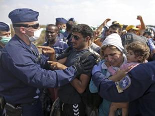 Redazione di Operai Contro, in tutta l’ europa gli emigranti sono chiusi in lager a cielo aperto, controllati dalla polizia e l’esercito. Intanto a Bruxelles i padroni cercano di accordarsi su come eliminarli In Bulgaria li ammazzano a fucilate un operaio senegalese