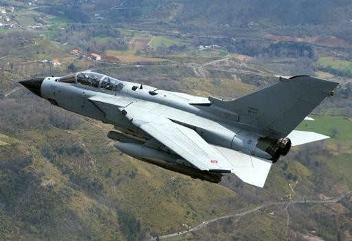 Redazione di Operai Contro, Renzi lo aveva annunciato all’ONU: l’Italia aumenterà i suoi uomini nelle missioni di guerra. Renzi ha deciso di partecipare alla grande coalizione di Obama assassinando i civili in Siria. Un lettore I Tornado italiani che partecipano alla coalizione occidentale contro l’Isis avranno nelle prossime ore l’incarico di svolgere missioni di bombardamento nelle zone dell’Iraq selezionate di comune accordo con il comando americano. La presenza dell’Italia nella coalizione compie così un salto di qualità che il Corriere aveva auspicato il 9 e poi ancora il 28 settembre scorsi, ritenendo che il nostro Paese dovesse assumersi responsabilità […]