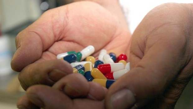 Caro Operai Contro, rinnovato in sordina con 2 mesi di anticipo dalla scadenza, il nuovo contratto che riguarda 171 mila lavoratori chimici, toglie ad ogni lavoratore 220 euro l’anno per darne 90. Inoltre l’ultima tranche d’incremento salariale prevista dal Ccnl in scadenza, sarà sostituita (e poi soppressa a dicembre 2016) da un Edr, (elemento distinto dalla retribuzione), quindi anche per il periodo che sarà vigente, non influirà sugli istituti contrattuali. I contratti come piacciono al sindacalismo compiacente, ai padroni ed al loro governo Renzi. Niente scioperi, incassare in silenzio i tagli della busta paga e i controlli a distanza. […]