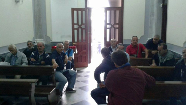 Redazione di Operai Contro, da sei mesi senza salario, una trentina di lavoratori di Isolaverde, società in house della Provincia di Taranto che si occupa servizi e manutenzione del verde, ha occupato venerdì la chiesa del Carmine, la più importante della città, quella dalla quale esce e rientra la processione dei Misteri il venerdì santo. E’ accaduto mentre stava per essere celebrato un matrimonio. Quando sento il signor Renzi mi viene da ridere. L’Italia riparte? Non dica cazzate Gli oltre duecento dipendenti sono da sei mesi senza stipendio e finora si sono rivolti a Comune e Provincia, hanno occupato […]