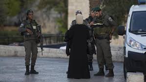 Spettabile Redazione, i giovani palestinesi non ne possono più, e non sono più disposti a combattere a mani nude, solo lanciando pietre, come fecero i loro fratelli e i loro padri. Affrontano il nemico armati di coltello, mettendo in conto come avviene nella maggior parte dei casi, di essere uccisi dall’impari e sovrastante armamento dei militari israeliani e delle falangi di Netanyahu che spadroneggiano armati e, come i militari non esitano a sparare, uccidere chiunque incrocino anche in ricognizioni di routine, purché siano palestinesi. Israele ogni giorno si appropria di nuovi terreni dello Stato di Palestina riconosciuto dall’Onu, inoltre […]