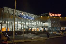 Redazione In questi tempi può sembrare fuori luogo mettere l’accento sulla crisi dei centri commerciali. In realtà la crisi dei centri commerciali, che investe tutto l’occidente, è un’altra faccia della crisi strutturale del capitalismo. In tempi non molto lontani, infatti, la grande distribuzione sembrava la panacea, avrebbe portato prezzi bassi e una grande varietà di merci in tutto il mondo, sancendo, in modo definitivo, la rivincita del consumismo. Le cose sono andate diversamente e, dopo tanta devastazione del territorio, anche i centri commerciali, Cavalli di Troia del Capitalismo e della globalizzazione, sono entrati in crisi. La sovrapproduzione non si […]