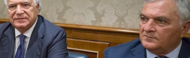 Redazione di operai Contro, il parlamento dei padroni è il luogo sicuro in cui si rifugiano i ladri, i truffatori, i violenti con le donne. Non bastano le assoluzioni della magistratura gli affiliati alle bande di gangster hanno il rifugio sicuro. I verdiniani Barani e D’Anna sospesi 5 giorni per aver fatto gesti sessisti durante il dibattito sulle riforme costituzionali, ma loro si difendono citando Al Capone. “Il presidente Grasso è solo chiacchiere e distintivo, è incapace”, ha detto intervistato da La Zanzara D’Anna. L’amico di Nick o’ Americano, l‘ex sottosegretario Nicola Cosentino ai domiciliari per concorso esterno in associazione mafiosa, ha scelto […]