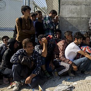 Redazione di Operai Contro, nelle scorse settimane i padroni europei facevano a gara per vantare il loro buon cuore La realtà era diversa. Tutti i padroni europei avevano blindato le loro frontiere. Gli emigranti erano chiusi in decine di campi di concentramento Ora si scopre che il futuro sarà peggio dei progrom nazisti Bruxelles sta preparando il pugno di ferro nei confronti degli emigranti. A scriverlo è il britannico Times, che parla di un vero e proprio piano segreto preparato dai vertici Ue. Oltre 400.000 migranti entrati nell’Unione europea nei primi sei mesi del 2015 – e la cui […]