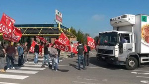 A Casalpusterlengo riprende dopo un mese la lotta dei lavoratori dello stabilimento Inalca, con una una giornata di sciopero per il reintregro dei lavoratori licenziati e per ottenere i propri diritti . I facchini sono stati impegnati in un picchetto per fermare i camion, mentre ad affiancare i lavoratori non è mancata la presenza dei solidali del CSA DORDONI. Il pomeriggio è proseguito con un parziale blocco, che poi è diventato totale a seguito del fallimento della trattiva con l’azienda. Non sono mancate tensioni con crumiri e polizia: in particolare un camion ha tentato di sfondare il picchetto, rischiando […]