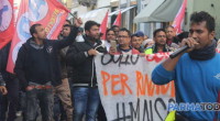 da parmatoday.it Logistica – I facchini protestano in centro: ‘Non vogliamo più essere schiavi’ „ Dopo i blocchi della notte tra il 29 e il 30 ottobre dei lavoratori Si Cobas all’Interporto di Parma -che hanno anche denunciato il taglio delle gomme di alcune loro auto da parte di ignoti-  e quelli nella mattinata del 30 ottobre davanti all’ingresso della Number One dell’Adl Cobas i facchini, oggi in sciopero in tutta Italia, hanno promosso una manifestazione nel centro cittadino, insieme ai sindacati Adl Cobas e Si Cobas. Un corteo che è partito alle 11.30 da Piazzale Carlo Alberto Dalla Chiesa si […]