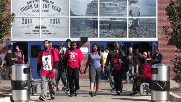 Redazione di Operai Contro, padroni e sindacati Uaw hanno fatto un nuovo accordo preliminare che dovrà essere sottoposto al referendum degli operai Il tentativo di Marchionne e il segretario l United Auto Workers (Uaw) è quello di impedire la lotta degli operai FCA Ci riusciranno? Vedremo i risultati del nuovo referendum Vi mando un articolo del giornale di Marchionne di Torino Un operaio dellaq FCAdi Torino l United Auto Workers (Uaw) e Fca raggiungono un nuovo accordo preliminare per il contratto di lavoro, con il quale viene scongiurato uno sciopero dei dipendenti americani di Fiat Chrysler. «Abbiamo raggiunto un […]