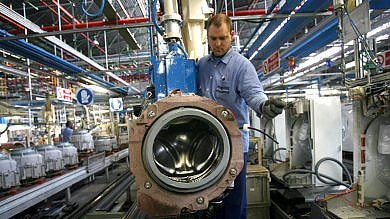 Redazione di Operai Contro, Per le imprese e i cittadini italiani la crisi è finita. Almeno secondo quanto risulta dalla rilevazioni statistiche dell’Istat (il pizzinno che hanno ricevuto da Renzi) : la fiducia delle imprese, infatti, è salita ai massimi dal 2007, quando il ciclone finanziario dei mutui subprime era appena iniziato e nessuno prevedeva che la recessione sarebbe stata così lunga. Dati che non potevano non generare la reazione di Matteo Renzi: “Per la prima volta dopo anni c’è in Italia un cambiamento di clima profondo. Come certifica l’Istat, la fiducia  delle imprese è tornata a livelli pre-crisi. […]