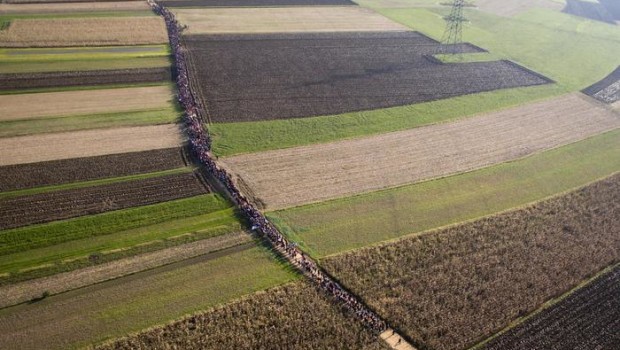 ANSA Due gruppi di migranti hanno attraversato stamani il confine tra Croazia e Slovenia, mentre un terzo è arrivato al confine. Poco dopo mezzanotte la polizia slovena ha accolto a Rigonce un gruppo di circa 1.500 profughi, a cui è seguito un altro gruppo di 1.250 persone verso le 6 del mattino. Un ultimo gruppo di 1.400 migranti si appresta ad oltrepassare il confine. Nello scorso fine settimana avrebbero oltrepassato il confine con la Slovenia ben 25 mila profughi, secondo fonti del ministero degli Interni citato dall’agenzia Sta. L’ondata migratoria iniziata sabato 17 ottobre ha finora visto più di […]