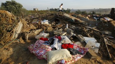 Redazione di Operai Contro, i democratici occidentali chiedono la pace Chiedono ai palestinesi di non protestare per l’occupazione della loro terra. Dopo i morti di ieri – cinque palestinesi uccisi – c’è stato un raid dell’aviazione israeliana su Gaza. Il raid ha causato il crollo di un’abitazione e la morte di una donna incinta e di una bambina di 3 anni, la figlia. Avete ragione i bombardamenti servono solo ad uccidere i civili  In Cisgiordania un ragazzo palestinese di circa 13 anni è stato ucciso da un proiettile rivestito di gomma sparato da militari israeliani durante le proteste in […]