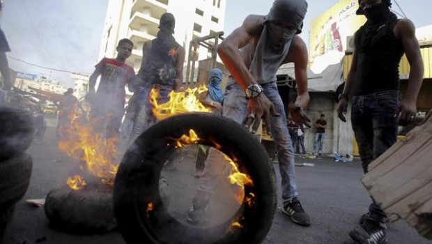 Redazione di Operai Contro, i giovani palestinesi sono nati e sopravvissuti alle bombe dei padroni Israeliani Conoscono solo la violenza dei padroni I padsroni Israeliani ora li accusano: Centinaia di giovani palestinesi nella notte hanno dato fuoco con bottiglie incendiarie a parti del complesso della Tomba di Giuseppe a Nablus in Cisgiordania. Lo dicono i media israeliani e lo ripetono i leccaculo della stampa dei padroni europei La notizia dell’incendio nell’ edificio che a Nablus (Cisgiordania) ospita la Tomba di Giuseppe ha destato collera nel governo israeliano. Il ministro Uri Ariel (del partito nazionalista Focolare ebraico) ha commentato: ”gli […]