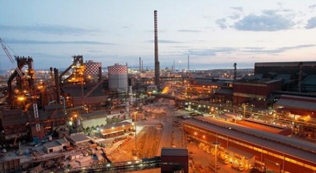 Redazione di Operai Contro, dirigenti, politici, sindacalisti battono nuovamente cassa Vogliono altri soldi dal governo, e vogliono ridurre il nostro salario Il ricatto è sempre lo stesso: se non ci date i soldi licenziamo 15 mila operai Noi operai che lavoriamo con la morte sulle spalle, noi operai che lavoriamo per produrre profitti per i padroni, noi operai che rischiamo la vita per mantenere una massa di parassiti:padroni, politici, amministratori, sindacalisti Noi operai dovremmo difendere l’ILVA Operai ribelliamoci, sotteriamo i parassiti Vi invio un articolo Un operaio dell’ILVA ROMA – Le dichiarazioni ufficiali indicavano per il 2015 un ebitda […]