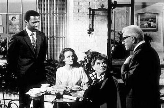 Redazione di Operai Contro, Qualche settimana fa il Senato ha negato alla magistratura di procedere per razzismo contro Calderoli che nel 2013 aveva dato dell’orango alla ministra Kyege . Si può procedere solo per diffamazione. Peccato che la diffamazione prevede una denuncia dalla parte della Keyge… Naturalmente la ministra congolese, di educazione borghese, si è ben guardata dal denunciare Calderoli, anzi, lo ha addirittura perdonato. Sostiene che il perdono riguarda un fatto personale, mentre invece la questione è politica e il Senato avrebbe dovuto intervenire pesantemente sostenendo la questione razziale. Ma chi è la Kyege? È figlia di un […]