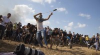 Redazione di Operai Contro, Due ragazzi palestinesi, uno di 13 anni e un altro di 15, sono stati assassinati  dalll’esercito israeliano presso Khan Yunis, a sud di Gaza. . I feriti sono 14. Nella notte invece un palestinese è stato ucciso nel corso di violenti scontri con le forze di sicurezza israeliane nel campo di Shuafat a Gerusalemme est. Ieri altre 7 palestinesi erano stati uccisi in scontri. Il premier israeliano Benyamin Netanyahu ha chiesto in un colloquio telefonico con il segretario di stato Usa John Kerry che l’Autorità nazionale palestinese (Anp) fermi “l’istigazione selvaggia”  perchè costringono i pacifici […]