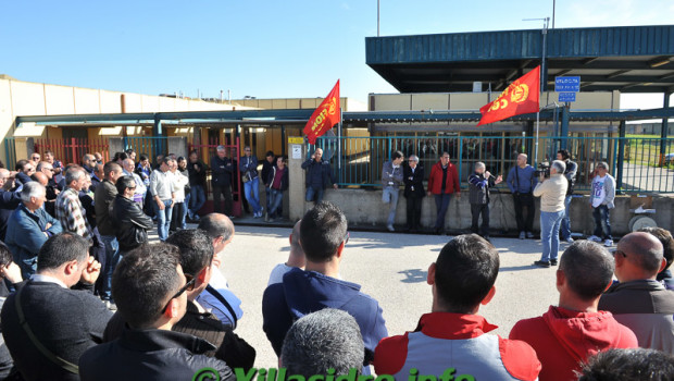 Redazione, Il caso della Keller si colloca nella generale crisi produttiva e occupazionale che ha colpito tutto il paese, e in modo ancora più violento i territori del Sud. Imprese che hanno usufruito di agevolazioni, sussidi, incentivi da parte dei governi per insediarsi nel Meridione (pensiamo al caso clamoroso della Fiat a Termini Imerese), smantellano gli stabilimenti lasciandosi alle spalle disoccupazione e impoverimento di tutto il territorio. L’area palermitana è una delle zone dove la crisi ha colpito duramente: il solo settore metalmeccanico, negli anni della crisi, ha perso circa il 30% dei livelli occupazionali. La Keller Elettromeccanica, nelle […]