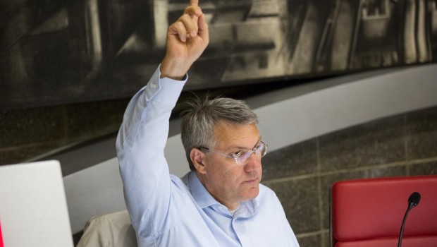 Meno della metà degli addetti ha votato a favore della piattaforma: 219.681 sono i SI su 526.833 addetti di 4.050 aziende. Ma Landini e i suoi collaboratori ragionano come si fosse votato per un partito, per qualche lista elettorale. Calcolano i SI sui votanti e non sul totale degli addetti e spacciano un 93,8% di consensi. C’è una questione che questi signori non rilevano: sostenere o no una piattaforma vuol dire fare o non fare scioperi, partecipare direttamente o no ad azioni di pressione, standosene in disparte o affrontare con forza la boria di Federmeccanica. Landini può raccontare a […]