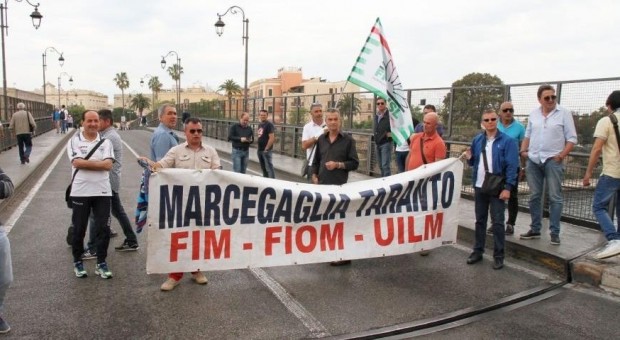 Redazione di Operai Contro, in Puglia i padroni continuano a fare il   deserto Altro che aumento dell’occupazione Solo i servi dei padroni possono propagandare questa imbecillità Operai dalla CIG non si rientra,è il primo passo del licenziamento Non date retta ai sindacalisti che firmano la CIG, serve solo ai padroni Vi invio un articolo Un operaio della Marcegaglia TARANTO – Tre lavoratori cassintegrati sono saliti stamani sul carroponte del capannone numero 2 dell’ex stabilimento Marcegaglia Builtech, dismesso due anni fa, per richiamare l’attenzione sulla loro vertenza, a poco più di un mese dalla scadenza dell’ammortizzatore sociale (17 novembre) per […]