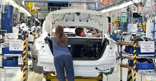 Redazione di Operai Contro, in Maserati a Modena il padrone ha dichiarato 150 esuberi. I sindacati FIOM-FIM-UILM gestiranno i contratti di solidariertà per salvare i padroni e licenziare gli operai. Cesare Pizzolla segretario generale della FIOM Modena ha dichiarato: “Non abbiamo alcuna pregiudiziale a firmare accordi di solidarietà, tantomeno quello in Maserati. Ne è la riprova che il ricorso ai cds nei casi di crisi aziendali in provincia di Modena portano tutti la nostra firma.” Alcuni mesi addietro si parlava di nuove assunzioni la realtà è diversa Un operaio Maserati