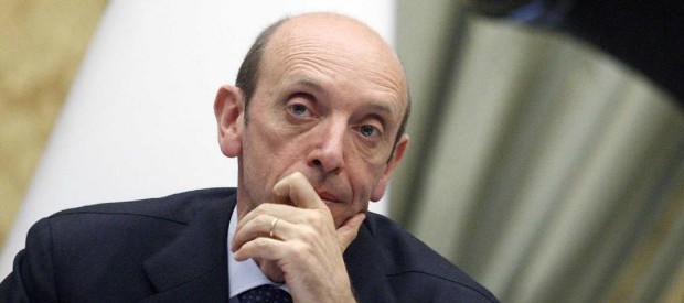 redazione, L’ex direttore dell’Ospedale israelitico di Roma Antonio Mastrapasqua è finito ai domiciliari con l’accusa di truffa ai danni del Sistema sanitario nazionale nell’ambito dell’inchiesta sui rimborsi gonfiati a fronte di prestazioni sanitarie. Insieme a lui sono stati raggiunti da misure restrittive altri 16 tra dirigenti, medici e operatori della casa di cura privata. Già nel gennaio dello scorso anno era emerso che Mastrapasqua, noto per i 25 incarichi in consigli di amministrazione e collegi sindacali e all’epoca anche presidente dell’Inps e vicepresidente di Equitalia, era indagato per questa vicenda, incentrata sulle schede di dismissione “taroccate” per ottenere dalla Regione Lazio milioni di euro di rimborsi non dovuti. Una settimana dopo il […]