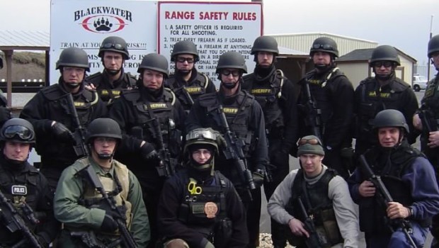 Redazione di Operai Contro Il conflitto in Siria  ha riaperto la corsa agli ingaggi dei mercenari Ricorrono ai mercenari gli USA, i Russi, i Curdi I leccaculo della stampa italiana sono già al lavoro per dare la colpa all’ISIS Sui social fioccano le pagine nelle quali si offrono le occasioni per andare a combattere. Tra gli aderenti sempre più cittadini con passaporto americano. Lo fanno per ideali, per avventura, per denaro. Un modo di raggirare le rigide regole imposte dal Pentagono dopo lo scandalo di Blackwater, la compagnia di sicurezza ( mercenari) accusata di stragi in Iraq. Ti invio […]