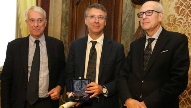 Redazione di Operai Contro, Expo 2015 si avvia alla chiusura Expo 2015 è stato un grande evento per i padroni e i politici Padroni e politici hanno avuto onori e mazzette. Ora hanno inizio le celebrazioni 20, 30, 40, milioni di visitatori Come al solito ci sono i celebratori. Il presidente dell’Autorità Nazionale Anticorruzione, Raffaele Cantone dichiara: Milano si è riappropriata “del ruolo di capitale morale del Paese, mentre Roma sta dimostrando di non avere quegli anticorpi di cui ha bisogno e che tutti auspichiamo possa avere”, Queste affermazioni sono fatte mentre riceve dalle mani del sindaco di Milano, […]