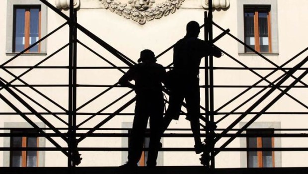 Redazione di Operai Contro,  Un operaio, Michele Losacco, 50 anni di Ceglie del Campo (Bari), è morto dopo essere precipitato da un’impalcatura mobile innalzata sulla facciata del palazzo che ospita la sede Rai di Bari in via Dalmazia, dove sono in corso lavori di rifacimento esterno. Secondo testimoni, l’operaio potrebbe essere scivolato a causa della pioggia che avrebbe reso viscidi i ponteggi. Il corpo è rimbarzato contro un’impalcatura più in basso prima di precipitare in terra. L’operaio è precipitato da un’altezza di circa 15 metri, morendo sul colpo. L’operaio era padre di due figli. I giornalisti RAI non hanno ritenuto […]