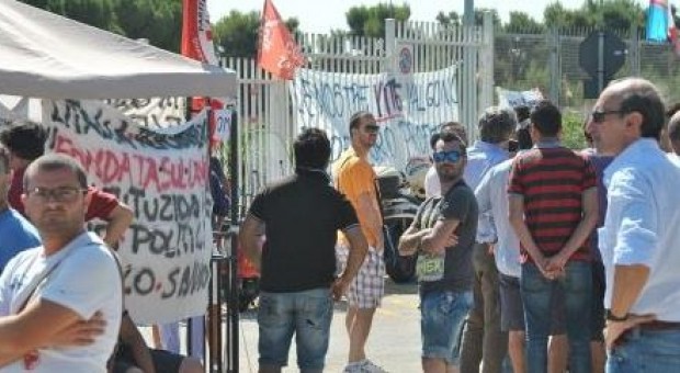 Redazione di Operai Contro, L’incontro tra governo e sindacalisti per la reindustrializzazione degli stabilimenti ex OM Carrelli di Modugno ed ex Isotta Fraschini di Gioia Tauro si è chiuso Per gli operai ancora una volta promesse: Il riassorbimento dei 200 dipendenti in mobilità a Modugno, con l’obiettivo, a fine piano, di portare il numero complessivo degli occupati a 1.000 unità tra Puglia e Calabria. Riassorbimento quando? fine piano quando? Per i padroni del Fondo LCV 60 milioni di euro Perchè noi operai non possiamo fare come i lavoratori di Air France? Un operaio OM  