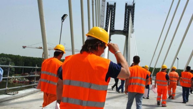 Cara Redazione, prima gli hanno tolto il salario negandogli il lavoro. Per sfuggire alla disoccupazione aveva ripiegato sul lavoro precario, che l’ha ucciso per un pezzo di pane. Al 22 gennaio 2016, in Italia erano 27 i morti sul lavoro dall’inizio dell’anno. Saluti dalla Sardegna   Da Sardinia.post. 26 gennaio 2016. È un disoccupato di Villaurbana, Roberto Cauli, di 37 anni, la vittima dell’incidente sul lavoro avvenuto intorno alle 10 di questa mattina in una villa di campagna sulla Statale 292 a poco più di un chilometro dall’abitato di Donigala Fenugheddu, nell’Oristanese. La vittima si guadagnava da vivere con […]