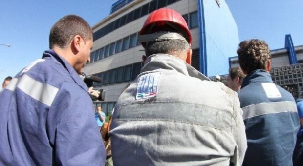   Redazione di Operai Contro, avevate ragione, i processi all’ILVA sono delle buffonate I magistrati non condanneranno mai i padroni e i loro servi Riporto dalla Gazzetta del Mezogiorno “Il gup del Tribunale di Taranto Pompeo Carriere ha assolto otto ex direttori dello stabilimento siderurgico di Taranto (prima Italsider, poi Ilva) e due medici dall’accusa di omicidio colposo in relazione alla morte di Nicola Bozza, dipendente siderurgico dall’ottobre 1969 al gennaio 2004, che lavorava in un ambiente in cui era presente l’amianto e fu stroncato da un ‘carcinoma gastrico con metastasi polmonari, epatiche e linfonodalì. Gli ex direttori – […]