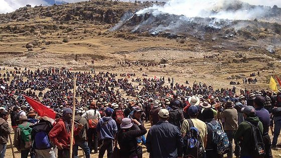 Redazione di Operai Contro, i padroni svizzeri vivono da miliardari sfruttando gli altri popoli. I padroni svizzeri hanno il primato dello sfruttamento del lavoro dei bambini nel mondo I padroni svizzeri riescono a mantenere uno strato di operai (aristocrazia operaia) a livelli di vita da ricchi. Alcuni buontemponi della piccola borghesia italiana pubblicano libri sulla democrazia diretta svizzera. Spacciano la democrazia dei padroni svizzeri come il meglio. E’ il meglio per i padroni Vi invio un articolo Un operaio italiano in svizzera LUGANO – Quell’oro é maledetto perché nei giacimenti in cui viene estratto lavorano dei minatori-bambini. Stiamo parlando […]