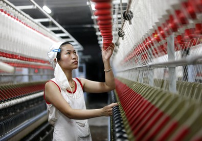 Redazione di Operai Contro, la Cina era il sogno di tutti i padroni europei. Il sogno è diventato un incubo PECHINO – La crescita del Pil cinese è calata a +6,9% nel terzo trimestre del 2015. E’ la più bassa dal 2009. Nel secondo trimestre del 2015, la crescita del pil era stata del 7%. Per trovare un dato peggiore del 6,9% del terzo trimestre 2015 bisogna tornare al primo trimestre del 2009, in piena crisi mondiale, quando la crescita del pil era stata solo del 6,2%. L’indebolirsi della produzione e dei commerci cinesi potrebbe portare a perdite di […]