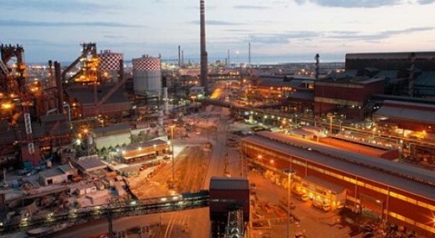 Redazione di Operai Contro, dopo sei anni di indagini, con 47 imputati, un migliaio di parti civili, più di 100 avvocati inizia il processo ILVA. Nessuna paura il processo finirà tra cento anni, forse. L’assassinio degli operai, dei loro figli e delle loro mogli, è diventato il processo all’inquinamento. Un’intera città e alcuni paesi limitrofi aspettano di sapere chi ha inquinato per decenni il territorio ionico. I principali assassini che uccidevano e inquinavano, non sono tra gli imputati: Riva è morto, lo stato italiano non è tra gli imputati Martedì 20 in 47 (44 persone fisiche e tre società, […]