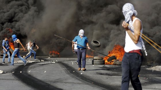Redazione la protesta dei Palestinesi è entrata ormai nella sua terza settimana. I palestinesi sono armati di coltelli, gli israeliani di pistole e fucili Gli israeliani sono protetti dal loro resercito Cronaca della protesta A Hebron una agente della polizia di frontiera israeliana è stata aggredita con un coltello e ferita in modo non grave a una mano in una postazione vicino alla Tomba dei Patriarchi. L’agente ha sparato e ha ucciso la donna palestinese che l’aveva attaccata, ha reso noto la radio militare israeliana. In precedenza due palestinesi armati di coltello erano stati uccisi, uno sempre a Hebron […]