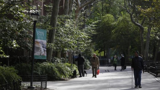 paolo mastrolilli new york La città della classe operaia di Manhattan è stata venduta. Ora si tratta di capire se uno degli ultimi quartieri abitabili dalle persone non ricche riuscirà a resistere nella sua funzione, come desidera il sindaco de Blasio, oppure se diventerà un altro fazzoletto di terra abbordabile solo dai privilegiati. Stuyvesant, con i suoi 11.000 appartamenti a fitto bloccato, era l’ultimo baluardo della classe media e bassa a Manhattan. Un quartiere popolare costruito nella zona della ventesima strada, davanti all’East River, con lo scopo proprio di offrire “affordable housing”. Nel corso degli anni, infatti, era diventato […]