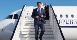 Operai, il Pupo dei padroni non perde occasione per sostenere che in Italia c’è la ripresa, che l’Italia inizia a correre e che l’occupazione cresce. Pupo e quaquaraquà: crescono solo i profitti dei padroni, il suo governo ha fatto leggi contro gli operai e finanziato i padroni, salva le banche che hanno truffato i risparmiatori. Le fabbriche chiudono o licenziano, gli operai rimangono senza lavoro e senza casa perché non possono permettersi di pagare un affitto o le rate dei mutui; se occupano le case popolari patrimonio degli operai (perché costruite con le trattenute Gescal) vengono sfrattati; le cooperative, […]