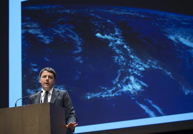 Redazione di Operai Contro, “Chi nel 2016 investirà in beni strumentali della propria azienda avrà la possibilità di portare in ammortamento non il 100 per cento ma il 140 per cento. Sono i padroni i bambini poveri a cui Renzi regala miliardi La lotta di Renzi contro l’evasione fiscale è quella di eliminare le tasse ai padroni Se i padroni non dsevono pagare tasse, non saranno costretti ad evaderle Renzi è un genio Il prossimo premio Nobel sarà certamente suo Un osservatore