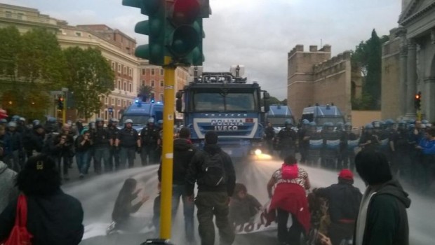 Redazione di Operai Contro, la polizia dello Stato dopo Bologna attacca i manifestanti di Roma Protesta dei movimenti per il diritto all’abitare a Roma in solidarietà agli occupanti dello stabile dell’ex Telecom sgomberati oggi a Bologna. Gli attivisti hanno bloccato il traffico a Porta Pia, nei pressi del ministero delle Infrastrutture. Qui la tensione è salita e per disperdere il presidio, le forze dell’ordine hanno usato gli idranti Slideshow T “Vergogna” e “assassini” i cori scanditi dalla piazza mentre veniva divelto un semaforo da un idrante. Una manifestante, rimasta ferita, è stata soccorsa dagli uomini del 118 che le hanno […]